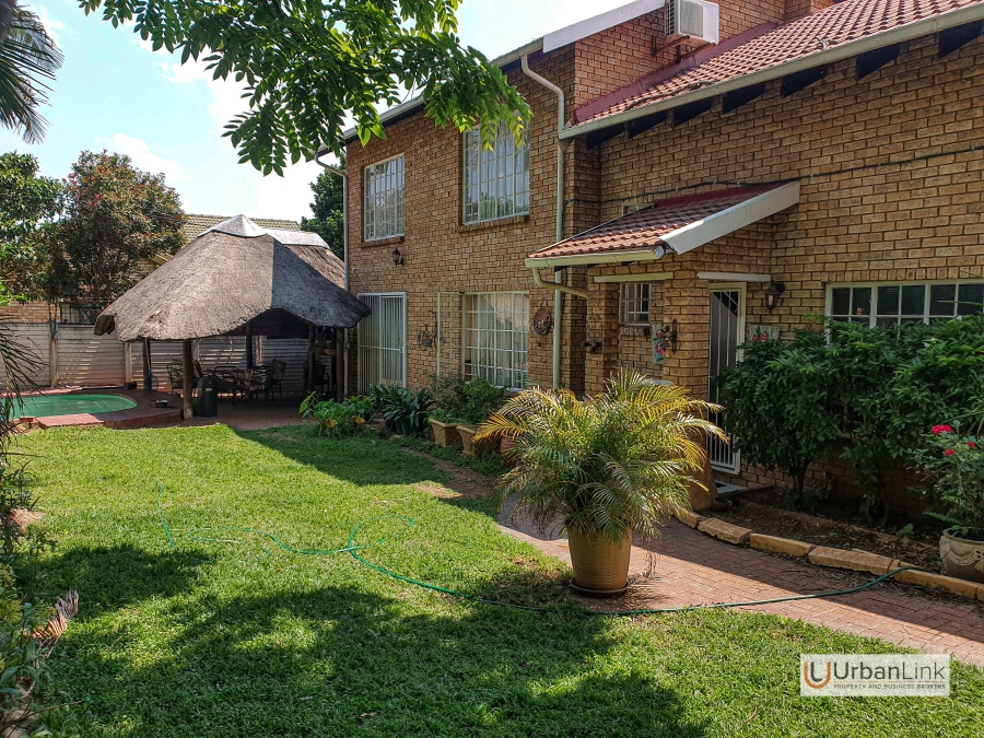 5 Bedroom Property for Sale in Mid Town North West